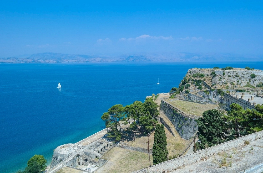 Ιταλοί κόλλησαν κορονοϊό στην Κέρκυρα και καταγγέλλουν: «Κανείς δεν φορούσε μάσκα»