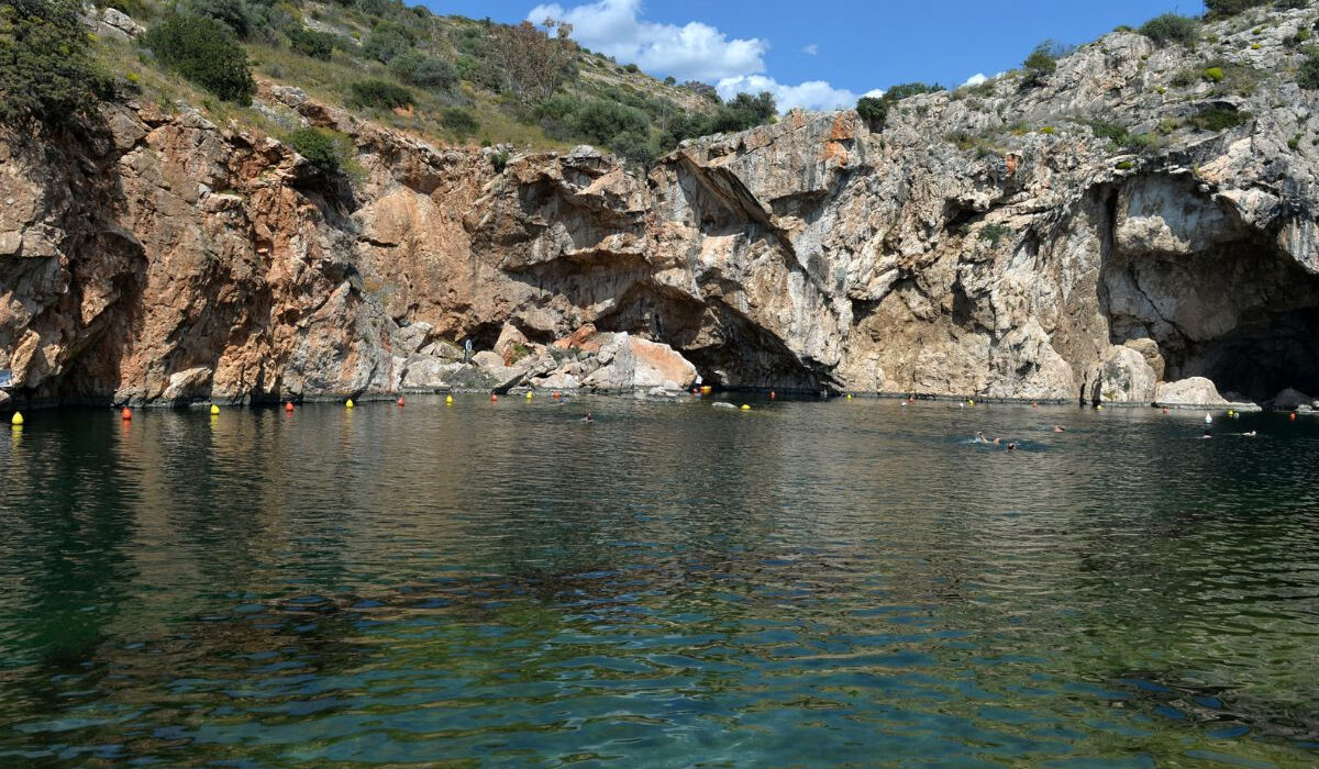Λίμνη Βουλιαγμένη: Μπήκαν για «ρομαντζάδα» και έγιναν… τσακωτοί