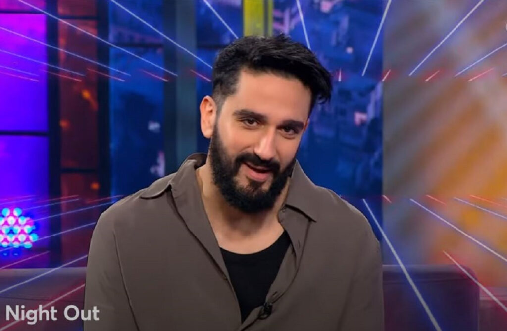 Διονύσης Ατζαράκης: «Η Χάρις Αλεξίου είναι αδιανόητα cool, καταλαβαίνει τα κωμικά παιξίματα»