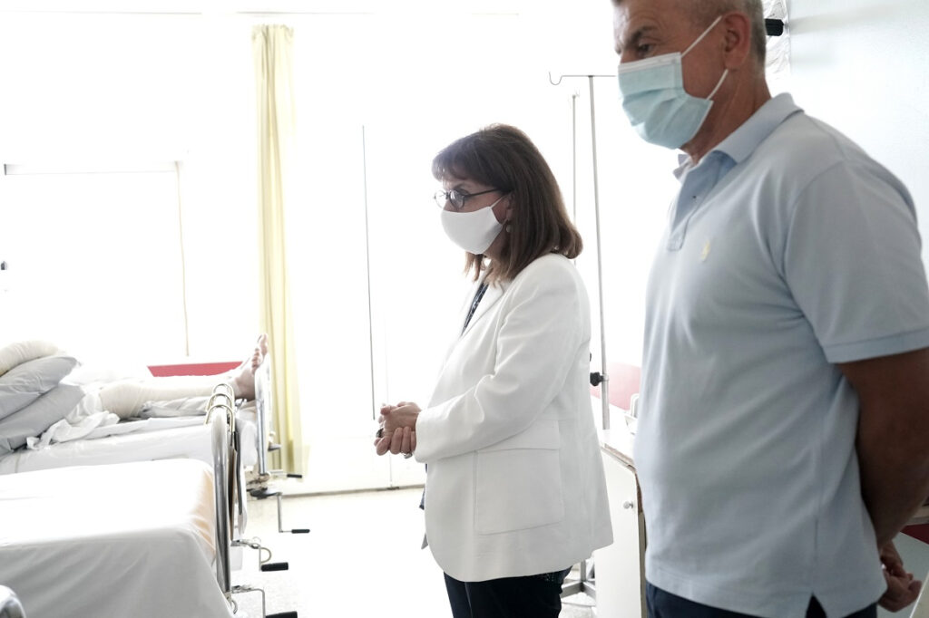 Σακελλαροπούλου: Επίσκεψη στους τραυματίες δασοπυροσβέστες στο ΚΑΤ