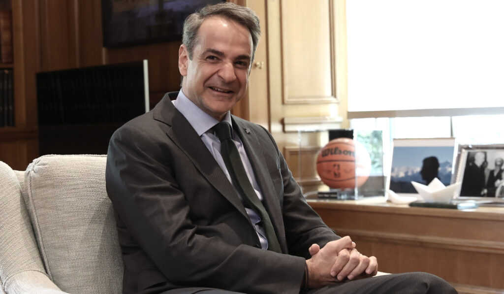 Η απρέπεια του Μητσοτάκη στους συγγενείς των θυμάτων των Τεμπών κι όταν ο ίδιος εργαλειοποιούσε κάθε τραγωδία