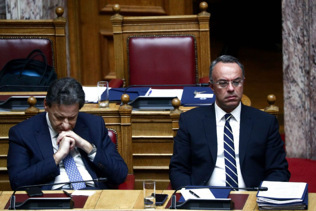 Διχάζει το οικονομικό επιτελείο η πίεση για ρύθμιση χρεών σε ταμεία, εφορίες και δήμους