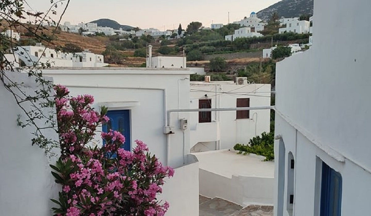 Το χωριό-στολίδι της Σίφνου για κυκλαδίτικα νυχτερινά σεργιάνια