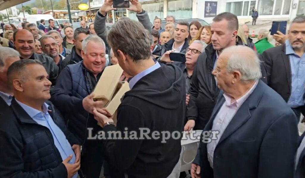 Ο Μητσοτάκης έλαβε δώρο ένα… κασελάκι – Η απάντηση του πρωθυπουργού