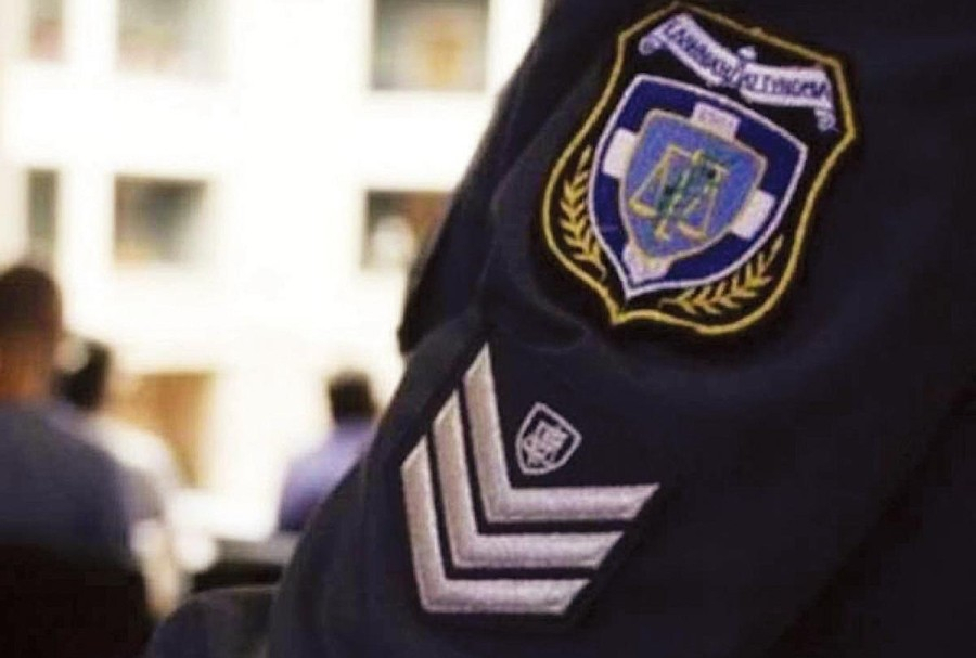 Πρώτη μέρα στα σχολεία με αστυνομικούς να μοιράζουν ενημερωτικά φυλλάδια