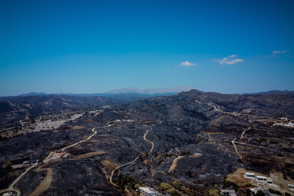 Συναγερμός για τις φωτιές σε 12 περιοχές της χώρας την Κυριακή – Περιπολίες και επιτήρηση με drones