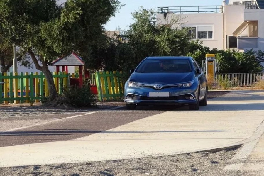 Χανιά: Πάρκαρε μέσα σε παιδική χαρά, επειδή είχε σκιά