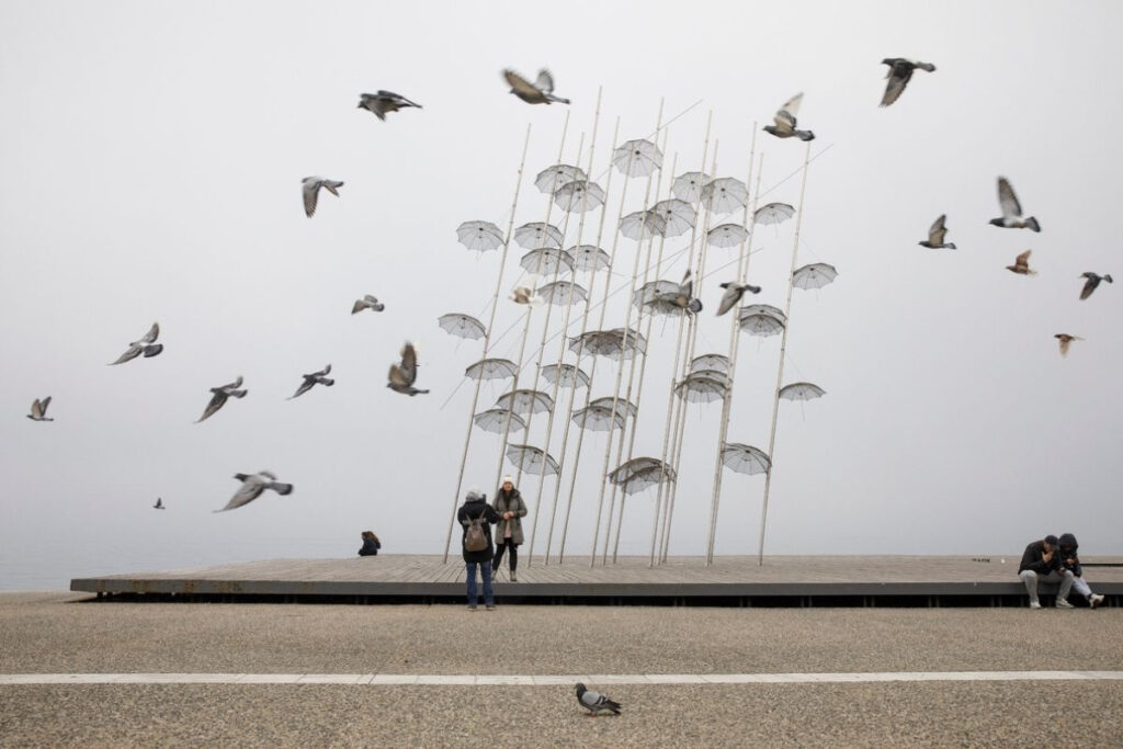 Καιρός: Στους 18 βαθμούς η θερμοκρασία σήμερα – Με κοντομάνικα… την Πρωτοχρονιά