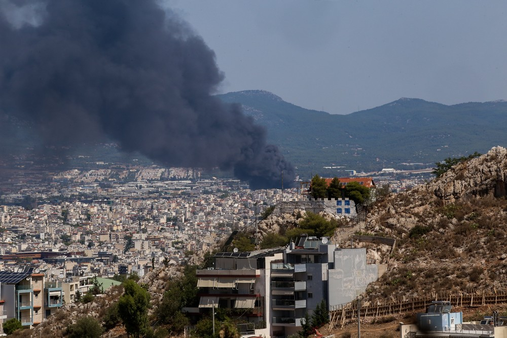 Επικίνδυνοι καπνοί λόγω της φωτιάς στην Μεταμόρφωση – Οδηγίες προστασίας και μήνυμα από το 112