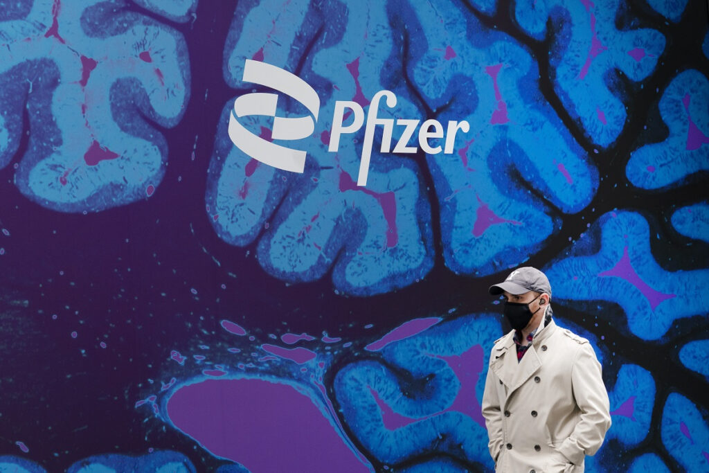 Εκτοξεύτηκε η Pfizer: Στα 100 δισ. τα έσοδα το 2022 – Τα μισά και πλέον από το εμβόλιο για τον κορονοϊό