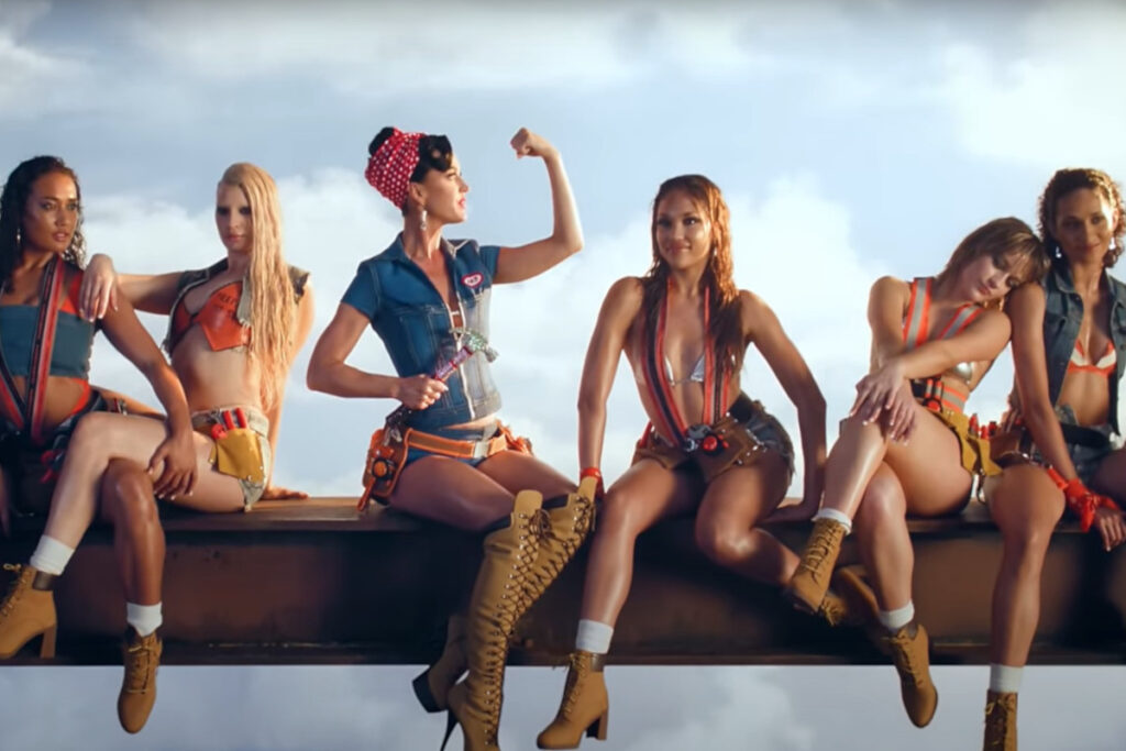Κέιτι Πέρι: Το… πονηρό αντικείμενο στο videoclip του τραγουδιού «Woman’s World» που προκάλεσε ντόρο