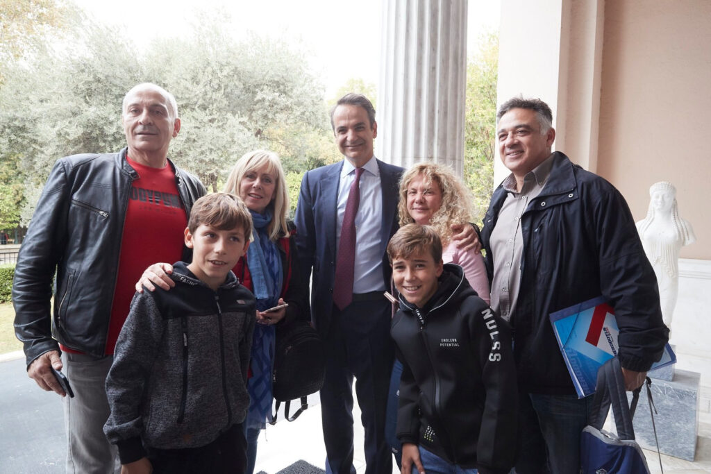Μητσοτάκης: Ξενάγησε μαθητές στο Μαξίμου και έβγαλε σέλφι μαζί τους