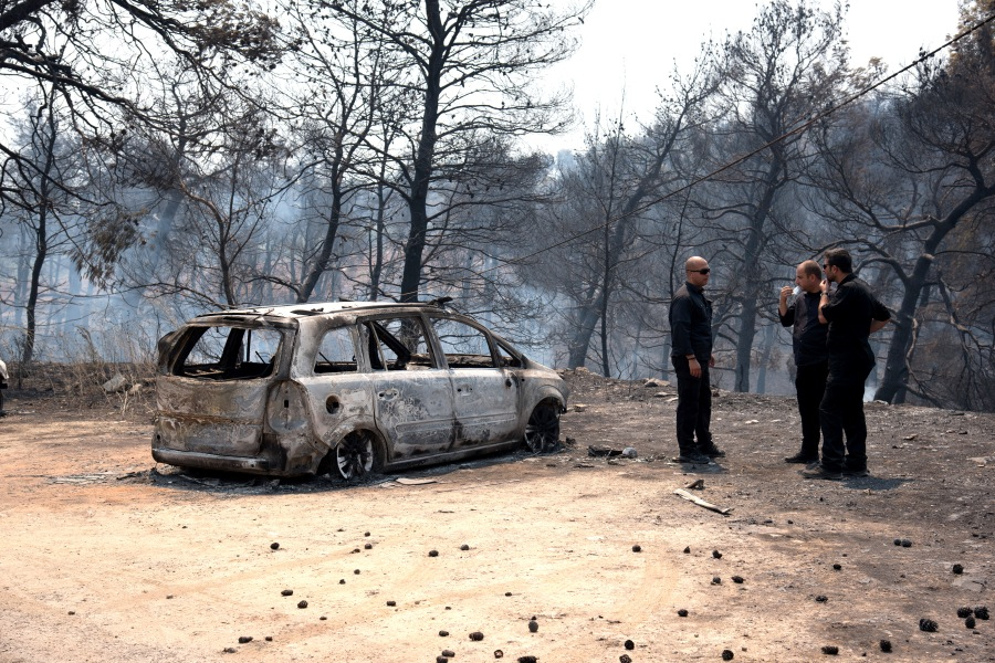 Εύβοια: Οι κάτοικοι επιστρέφουν στα σπίτια τους και μετρούν τις πληγές τους (Εικόνες)
