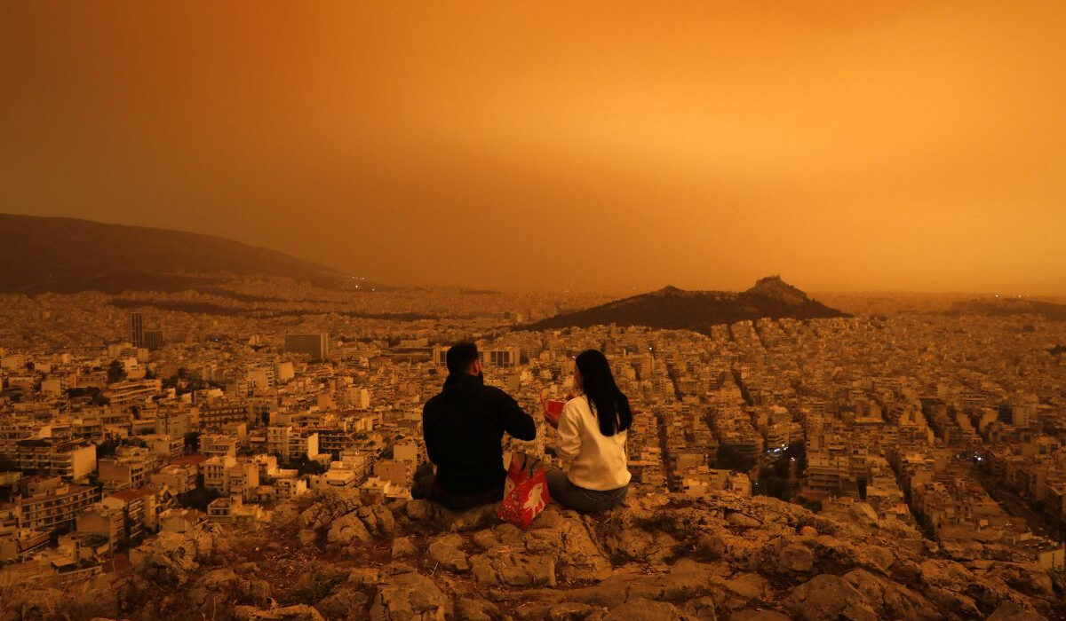 Παραμένει η αφρικανική σκόνη – Πότε φεύγει από την Αθήνα (live)