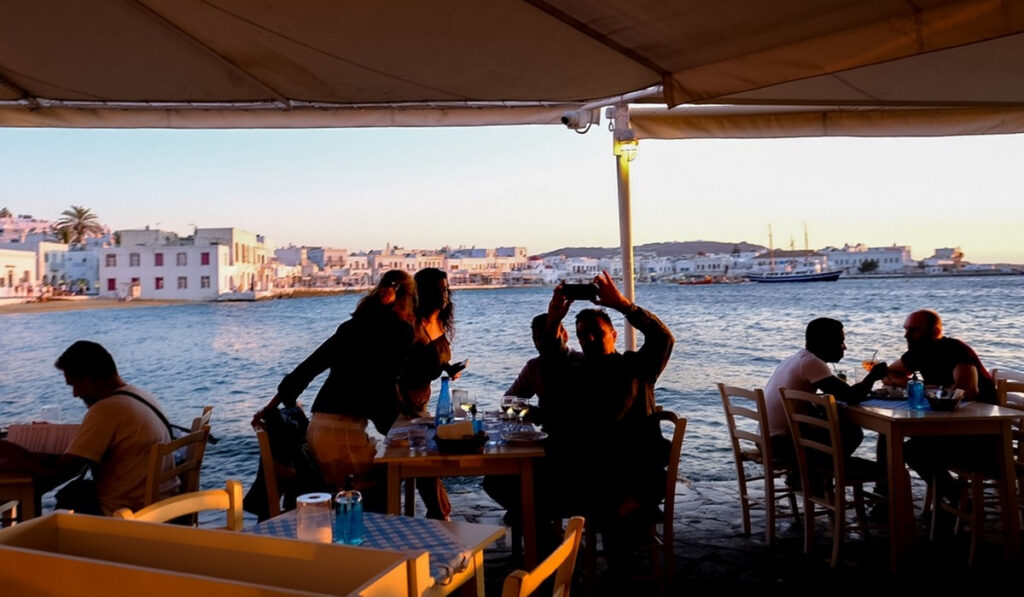 Κρούσματα σήμερα 29/7: Νέα μέτρα στο τραπέζι φέρνει η ανακοίνωση του ΕΟΔΥ