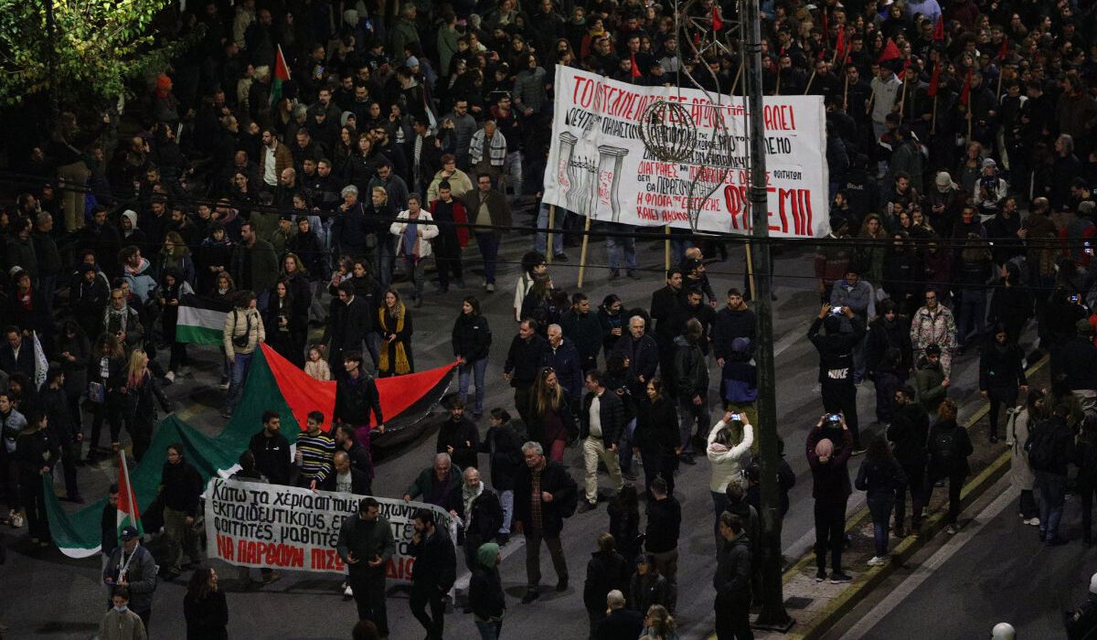 Η πορεία για την 51η επέτειο του Πολυτεχνείου είχε κόσμο και παλμό – Δείτε βίντεο και εικόνες