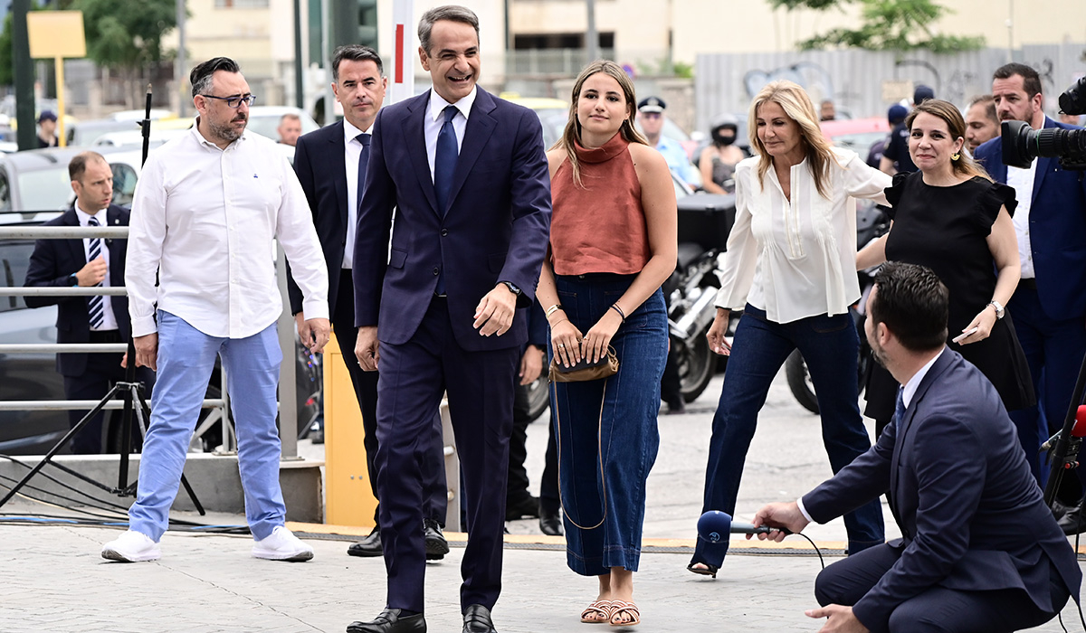 Στην Πειραιώς ο Μητσοτάκης – Θα παρακολουθήσει από το γραφείο του το Exit Poll