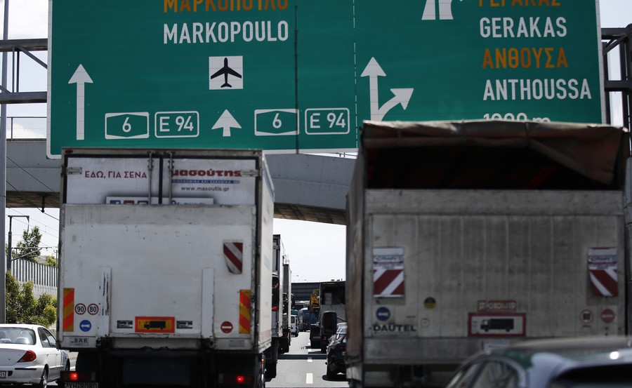Φωτιά ξέσπασε σε όχημα στην Αττική Οδό