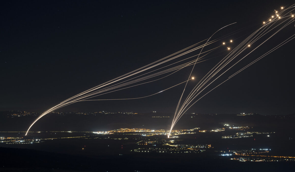 Iron Dome: Η στιγμή που αναχαιτίζει ρουκέτες πάνω από το βόρειο Ισραήλ – Δείτε βίντεο