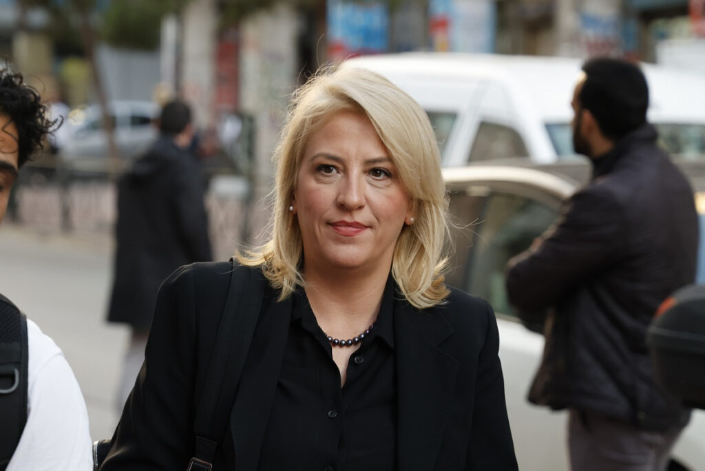 Πλημμύρες στη Μάνδρα: Τελεσίδικα αθώα η Ρένα Δούρου και ακόμα πέντε κατηγορούμενοι