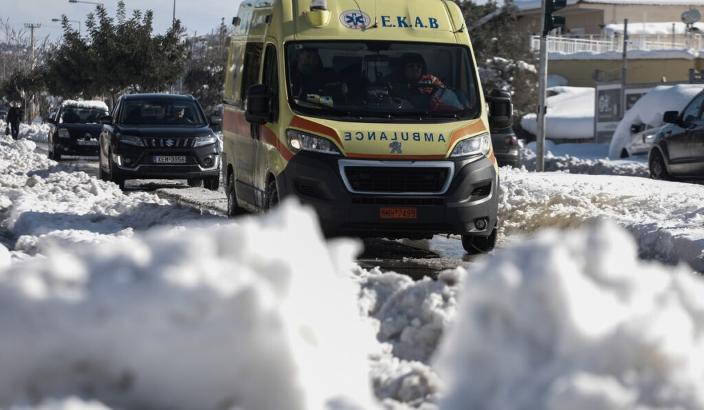 Καταπλακώθηκε από σιδερένια πόρτα ενώ ήταν στο χιόνι