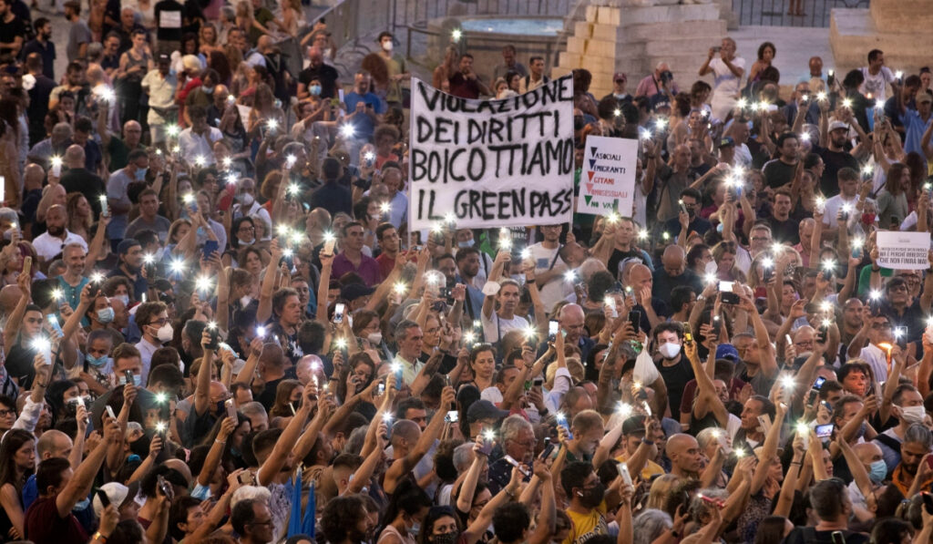 «Πράσινο» πιστοποιητικό – Εμβολιασμός: Κινητοποιήσεις στη Ρώμη
