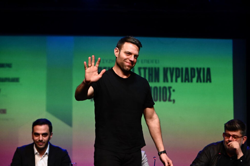 Πήγε, είδε και απήλθε: Η έκπληξη Κασσελάκη και όλα όσα έγιναν στο θέατρο «Αλφα» (βίντεο, εικόνες)