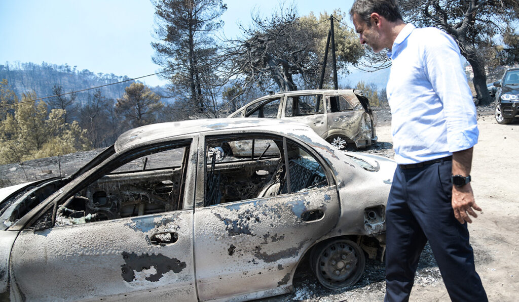 Ο Μητσοτάκης στις πληγείσες από τη φωτιά περιοχές της Ηλείας