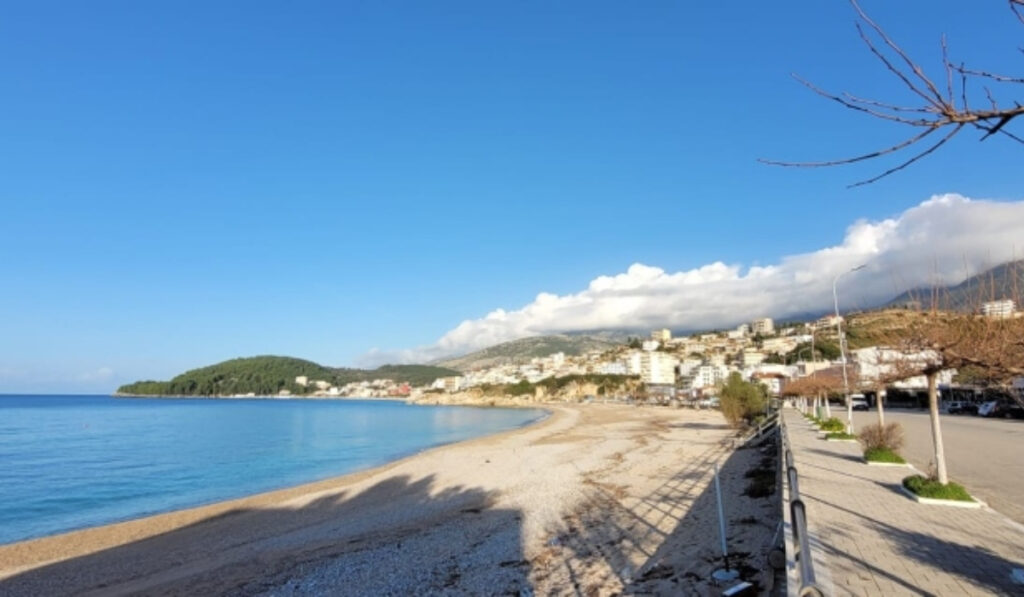 Ο ήλιος «άδειασε» τον Μητσοτάκη: Πρωινές φωτογραφίες από την… ανοιξιάτικη Χειμάρρα