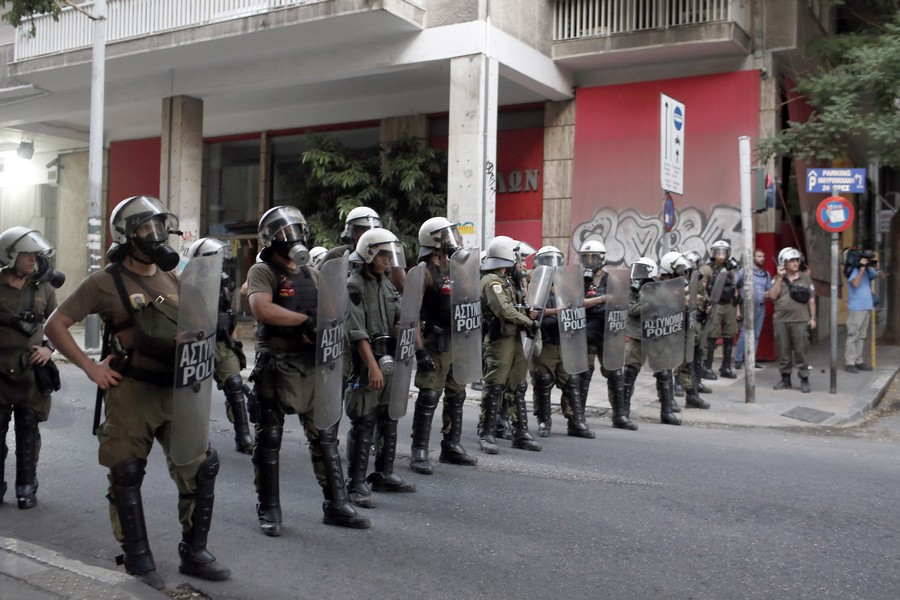 Επεισόδια με μολότοφ στα Εξάρχεια- Δεκαέξι προσαγωγές