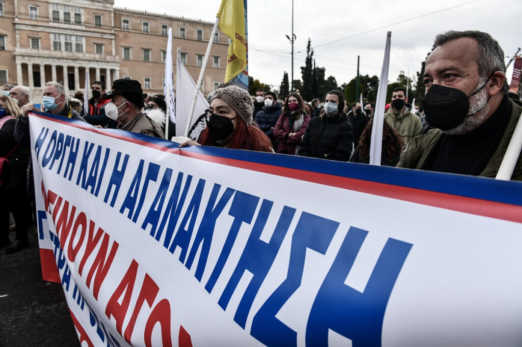 Κοινωνική ένταση από την ακρίβεια: Αγροτικά μπλόκα, κλείσιμο μαγαζιών, 24ωρη απεργία της ΓΣΕΕ