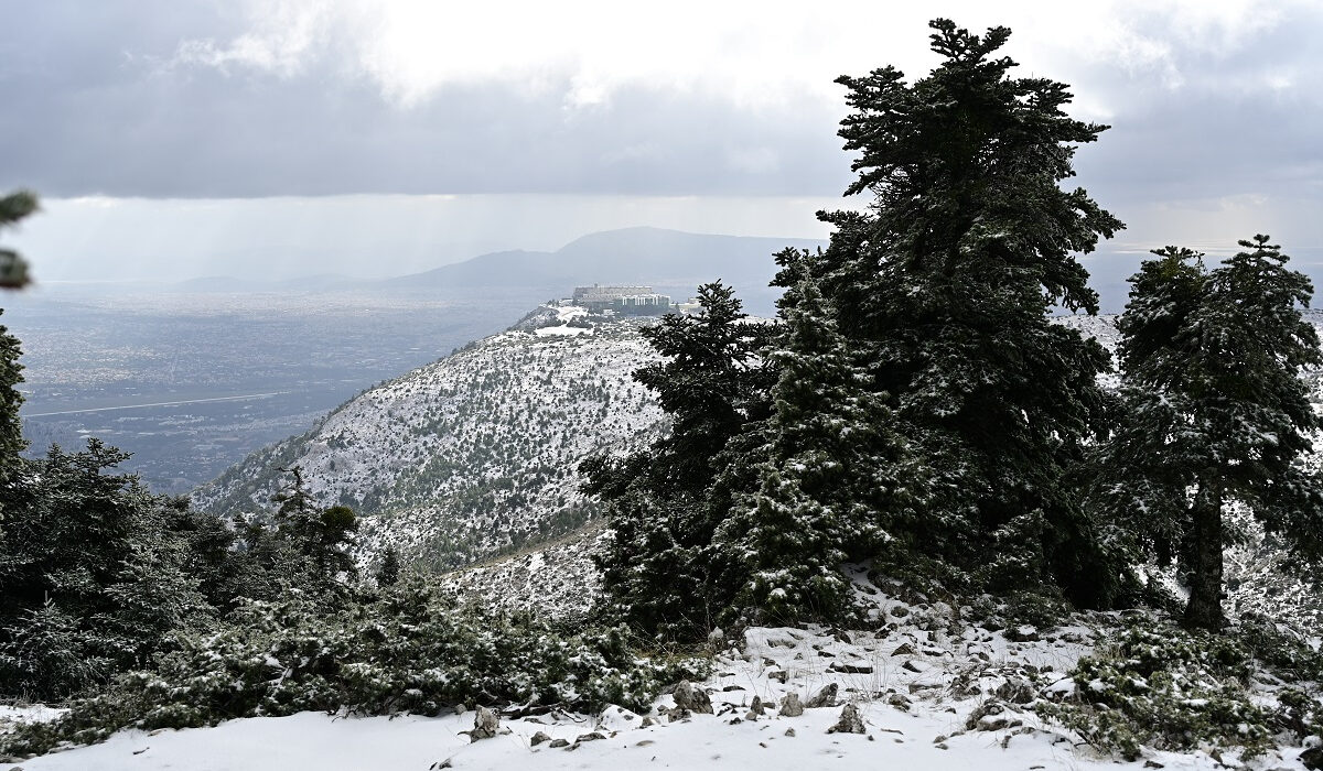 Ακόμα εγκλωβισμένοι στα χιόνια: Δύο επιχειρήσεις σε Πάρνηθα και Φυλή