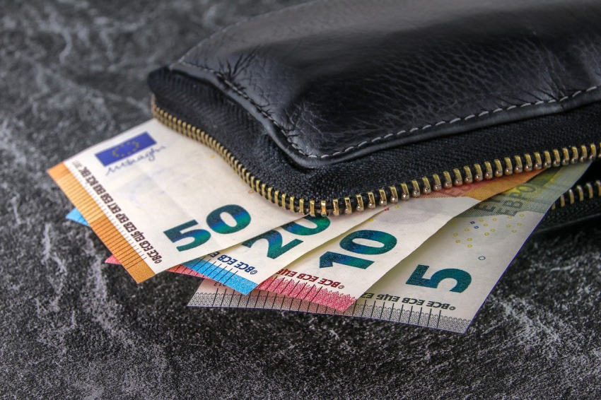Όλες οι μεγάλες ανατροπές στην εργασία, οι μειώσεις μισθών και το επίδομα