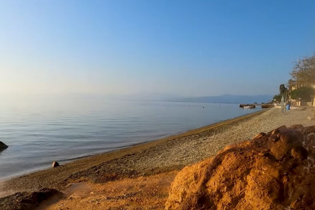 Η παραλία με τα ζεστά νερά για τα πρώτα μπάνια του 2023