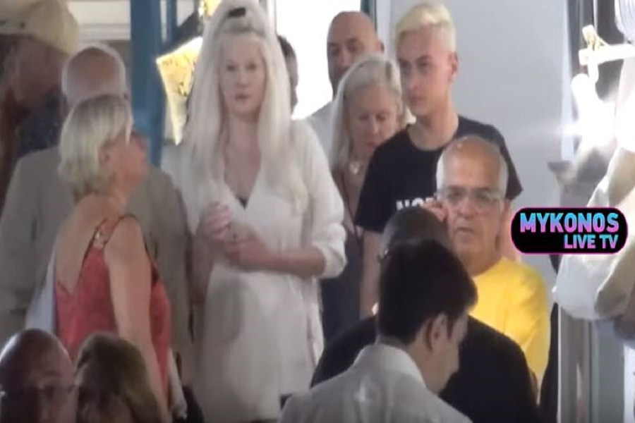 Βολτάρει στη Μύκονο: Αγνώριστη η Τζούλια Αλεξανδράτου