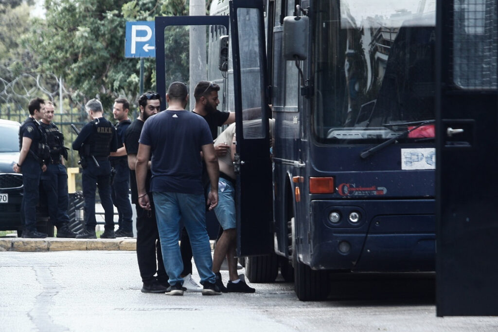 Νέα Φιλαδέλφεια: Άρχισαν οι μεταγωγές των 105 – Φόβοι για επίθεση στις φυλακές