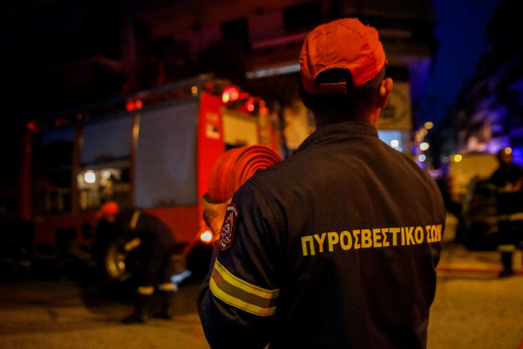 Φωτιά σε πολυκατοικία στον Πειραιά – Σε ασφαλές σημείο οι ένοικοι