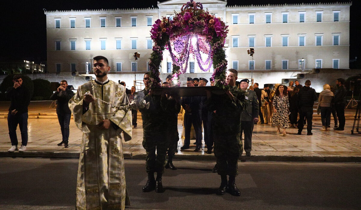 Σε κλίμα κατάνυξης η περιφορά του Επιταφίου της Μητρόπολης Αθηνών