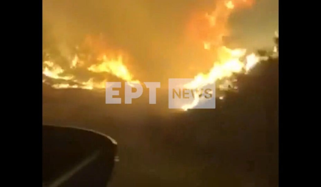Φωτιά στην Αττική: Περιπολικό περνά μέσα από φλόγες στον Μαραθώνα – Κινδύνευσαν αστυνομικοί
