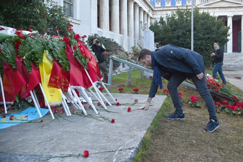 Στο Πολυτεχνείο ο Νίκος Ανδρουλάκης – Άφησε ένα κόκκινο γαρύφαλλο