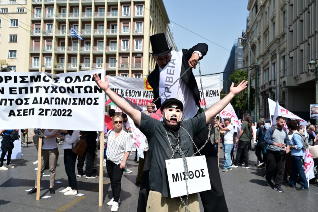 Απεργία: Πλήθος κόσμου στο Σύνταγμα για καλύτερους μισθούς (Φωτογραφίες)