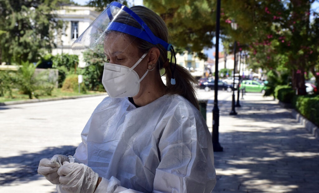Κρούσματα σήμερα 18/6: Βελτίωση δεικτών στις ανακοινώσεις ΕΟΔΥ, αγώνας δρόμου για το τείχος ανοσίας