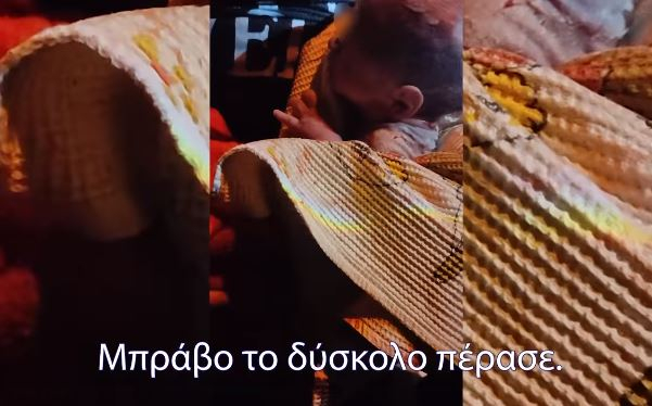 Αστυνομικοί βοήθησαν γυναίκα να γεννήσει δίδυμα – Δείτε το βίντεο