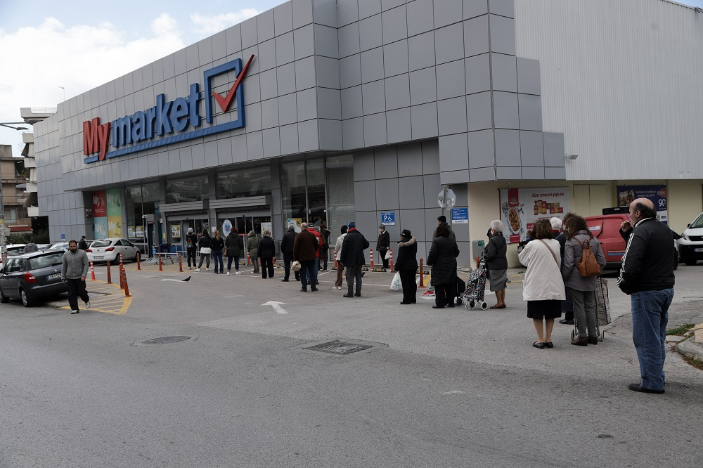 Κορονοϊός στην Ελλάδα: Μάχη στα σούπερ μάρκετ για ένα αντισηπτικό