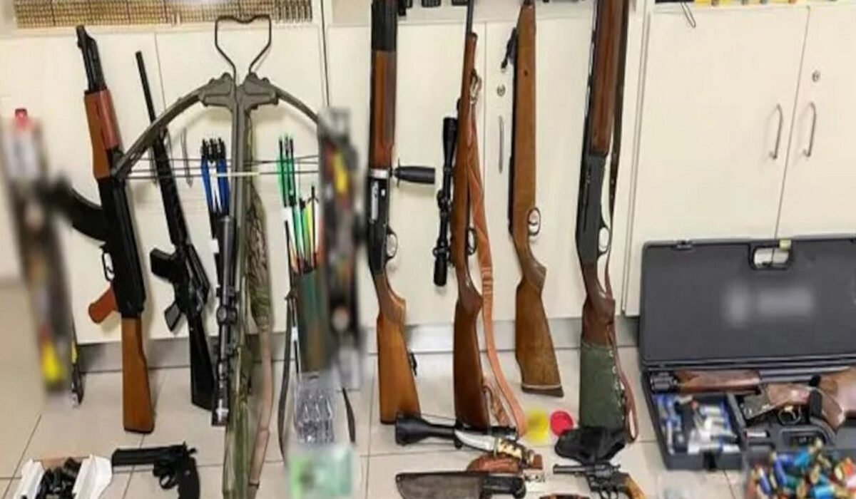 Βόλος: Συνελήφθησαν πατέρας και γιος που είχαν μετατρέψει το σπίτι σε οπλοστάσιο