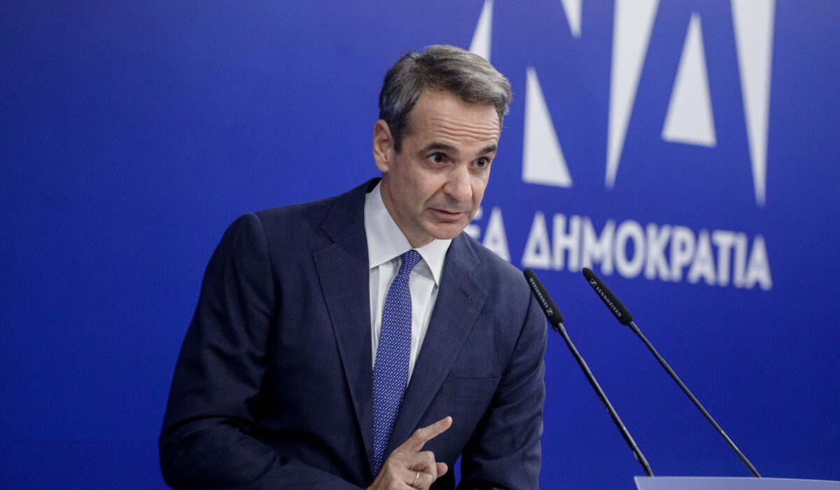 Μητσοτάκης εκτός τόπου και χρόνου: Οι «αριστεροί του χαβιαριού» σνομπάρουν το καλάθι του νοικοκυριού