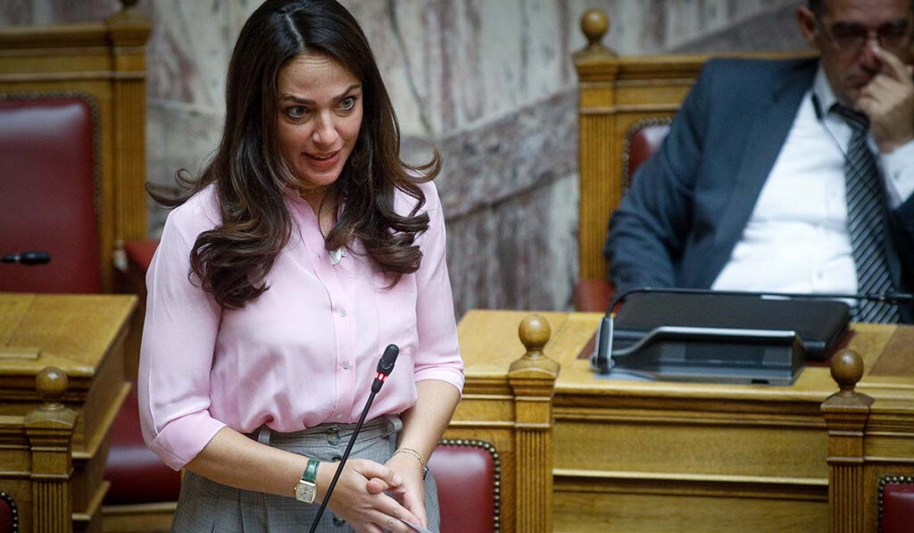 Μιχαηλίδου: Έχω βρεθεί πολλές φορές στη θέση της κ. Αχτσιόγλου – Συζητούν στη Βουλή τι φοράω