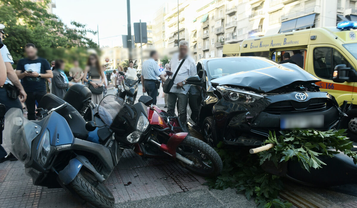 Σοκαριστικό τροχαίο στην Κηφισίας: Αυτοκίνητο έπεσε πάνω σε πεζούς – Δύο τραυματίες (Εικόνες)