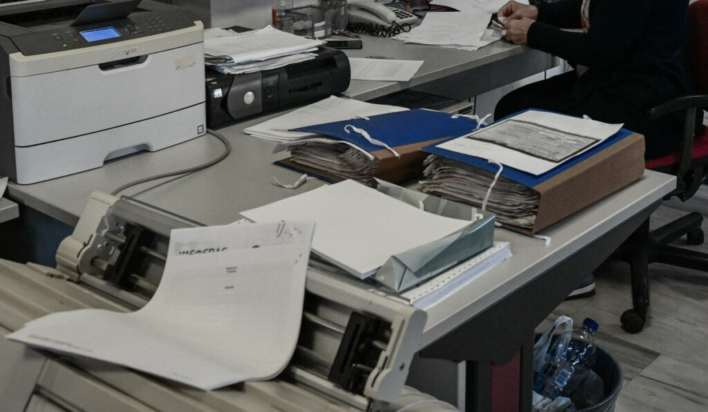 Συνεργάτης Δημάρχου είχε πλαστό πτυχίο και μεταπτυχιακό – Τα έγγραφα