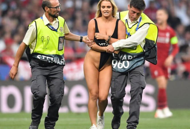 Γυμνή εισβολέας στον τελικό του Champions League